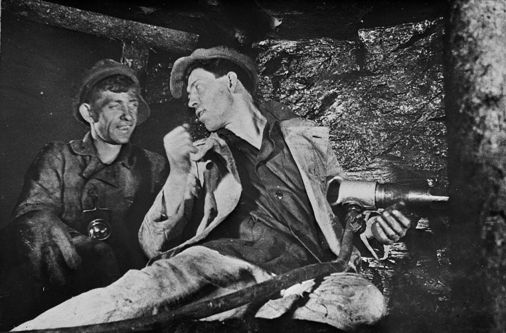 Aleksei Stakhanov explique sa méthode à un camarade (vers 1940)